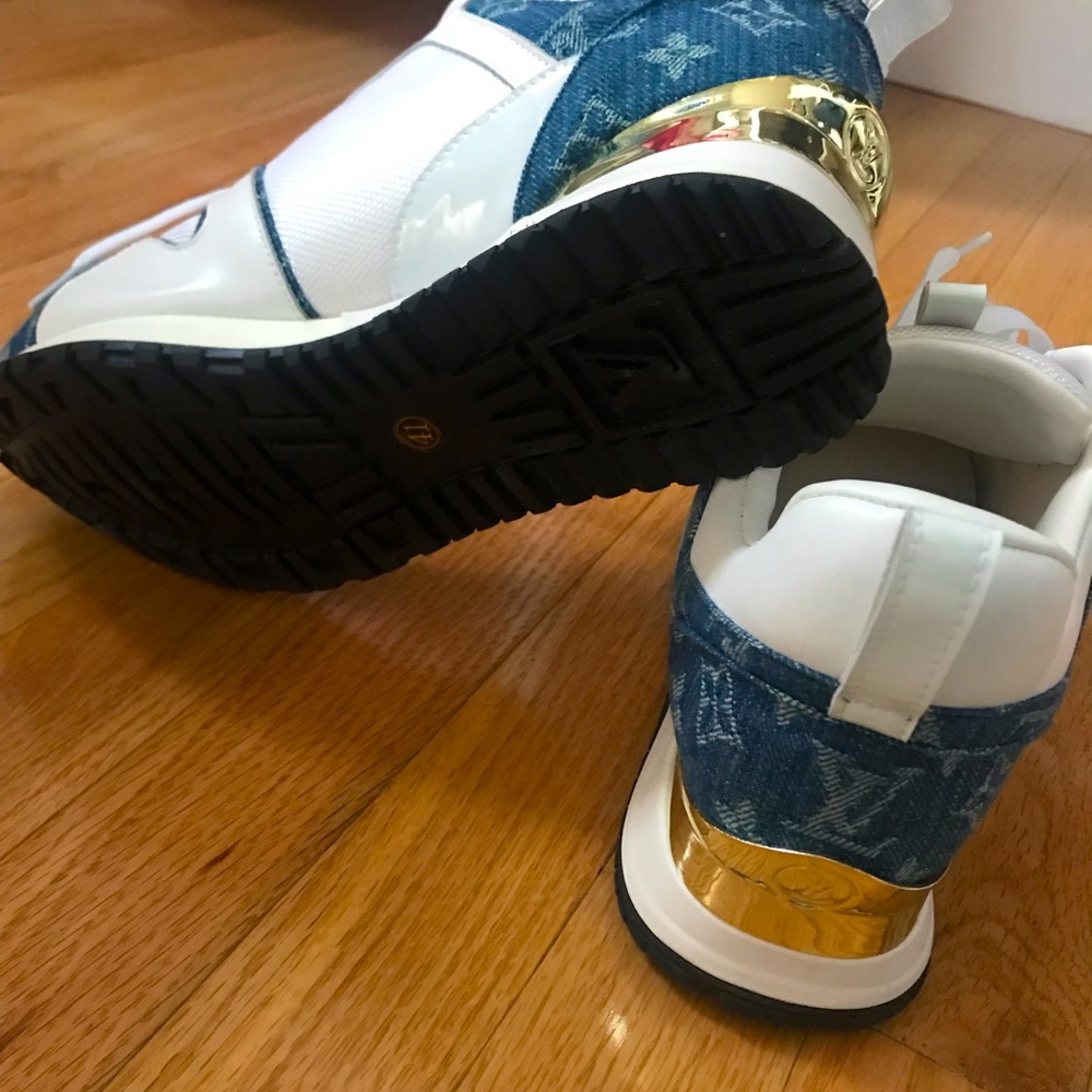 Tennis shoes